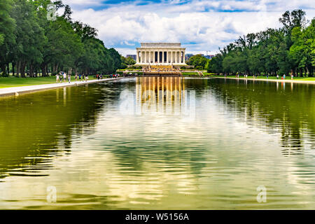 Riflettendo la riflessione del pool di Abraham Lincoln Memorial statua colonne Monumento di Washington DC. Dedicato 1922, statua di Daniel francese Foto Stock