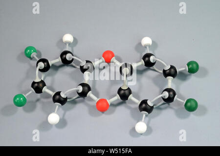 Modello di molecola di diossina. Il nero è il carbonio, rosso è ossigeno, verde è cloro, bianco è idrogeno Foto Stock