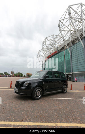 Cabina elettrica nera all'esterno dell'Old Trafford Football Ground Foto Stock