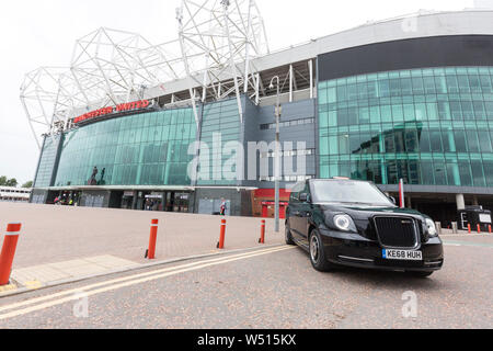 Cabina elettrica nera all'esterno dell'Old Trafford Football Ground Foto Stock