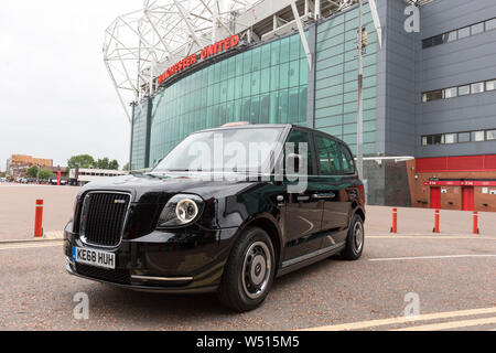 Cabina elettrica nera all'esterno dell'Old Trafford Football Ground Foto Stock