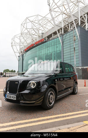 Cabina elettrica nera all'esterno dell'Old Trafford Football Ground Foto Stock