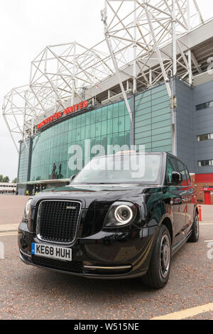 Cabina elettrica nera all'esterno dell'Old Trafford Football Ground Foto Stock