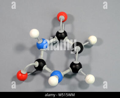 Modello di molecola dell'elemento di DNA di uracile. Il nero è il carbonio, rosso è ossigeno, Bianco è idrogeno, Blu è azoto Foto Stock