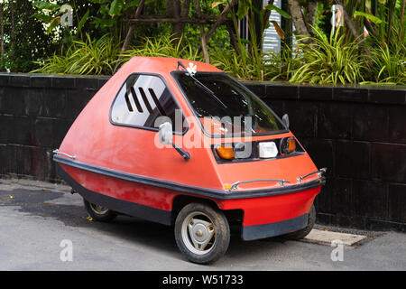 Funny rosso a tre ruote auto luce sulla strada di Pattaya Thailandia. Foto Stock