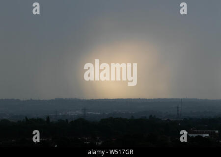 Londra REGNO UNITO. Il 26 luglio 2019. Grandi sunbeam rompe attraverso un cielo nuvoloso su Wimbledon con basse temperature meteo dopo il secondo luglio più caldo giorno sul record di Londra causando interruzioni di viaggio .Credito: amer ghazzal/Alamy Live News Foto Stock