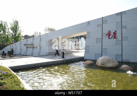 (190726) -- CHONGQING, luglio 26, 2019 (Xinhua) -- la gente visita il Giardino di Chongqing presso il Beijing International mostra orticola in Pechino, capitale della Cina, 25 luglio 2019. Situato nel sud-ovest della Cina, Chongqing è l'unico comune in centrale e occidentale in Cina. Costruito sulla montagna e parzialmente circondato da il Yangtze e fiumi Jialing, è noto come un 'Monte città' e una 'città sui fiumi". Essa serve come un importante centro economico e culturale in Cina occidentale. Con le sue particolari caratteristiche topografiche, Chongqing ha lo scenario unico di montagne, fiumi e foreste, molle waterfa Foto Stock