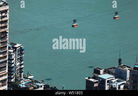 (190726) -- CHONGQING, luglio 26, 2019 (Xinhua) -- Foto scattata il 7 aprile 2019 mostra un fiume Yangtze sightseeing funivia nel sud-ovest della Cina di Chongqing. Situato nel sud-ovest della Cina, Chongqing è l'unico comune in centrale e occidentale in Cina. Costruito sulla montagna e parzialmente circondato da il Yangtze e fiumi Jialing, è noto come un 'Monte città' e una 'città sui fiumi". Essa serve come un importante centro economico e culturale in Cina occidentale. Con le sue particolari caratteristiche topografiche, Chongqing ha lo scenario unico di montagne, fiumi e foreste, sorgenti, cascate, gole e grotte. In re Foto Stock