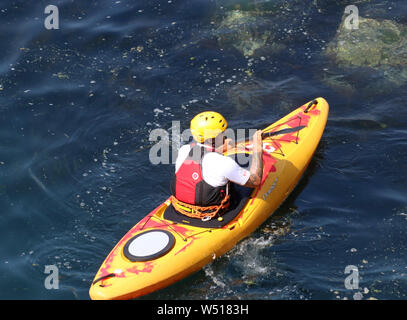 kayak singoli in un kayak di plastica sul mare a. Porthclais nel Pembrokshire Foto Stock