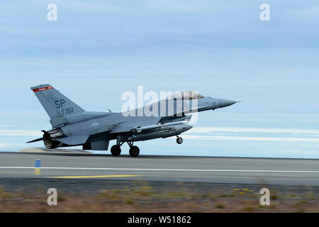 Un F-16C Fighting Falcon aeromobile atterra a Keflavik Base aerea, Islanda, luglio 25, 2019 a sostegno di un aria islandese missione di sorveglianza. Condurre missioni con i nostri alleati della NATO dimostra il nostro impegno comune per la pace e una migliore ci prepara a rispondere a una serie di potenziali di sicurezza e di emergenza umanitaria. (U.S. Air Force foto di Airman 1. Classe Jovante Johnson) Foto Stock
