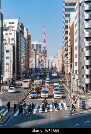 Vista della Torre di Tokyo e una strada trafficata in Giappone Foto Stock