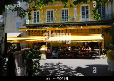 Cafe La Nuit nella cittadina francese di Arles che è stata oggetto di un dipinto di Vincent van Gogh quando viveva in città Foto Stock