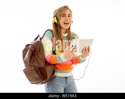 Ritratto di felice adolescente studente donna in cuffie utilizzando tablet a guardare un video tutorial on-line maledizione o l'ascolto di musica. Bianco isolato Foto Stock