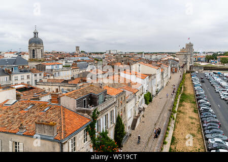 La Rochelle, Francia - 7 Agosto 2018: elevato angolo di visione del vecchio porto di La Rochelle e la città storica di un nuvoloso giorno di estate Foto Stock