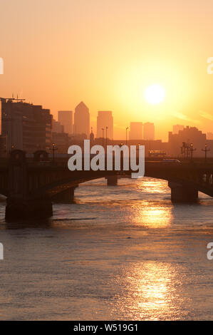 Alba sul Tamigi a Londra Foto Stock