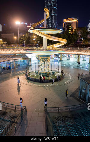 CHENGDU arte eclettica URBAN fontane illuminate di notte Foto Stock