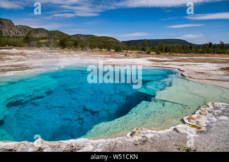 Sapphire Pool nel bacino di biscotto, il Parco Nazionale di Yellowstone, Wyoming. Foto Stock