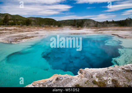 Sapphire Pool nel bacino di biscotto, il Parco Nazionale di Yellowstone, Wyoming. Foto Stock