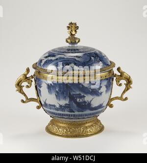 Una coppia di lidded e montato a bocce, monta attribuito a Wolfgang Howzer (Swiss, attivo 1660 - circa 1688), Arita, Giappone, porcellana circa 1650 - 1680, monta circa 1680, Hard-incolla in porcellana, underglaze decorazione blu con gilt-supporti di metallo, 34,4 x 38,1 x 25,6 cm (13 9/16 x 15 x 10 1/16 in Foto Stock