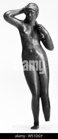 Statuetta frammentaria di Venere regolando i suoi capelli, sconosciuto, Impero Romano, 1° - 2° secolo, bronzo, 11,4 cm, 0,174 kg (4 1/2 in., 0.3836 lb Foto Stock