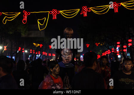 Le celebrazioni della torcia festival nella provincia di Yunnan in Cina Foto Stock