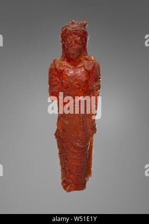 Telecomando: figura femminile stante (Kore), sconosciuto, Sud Italia o Etruria, 525 - 500 A.C., ambra, 67 × 20 × 9 mm (2 5/8 × 13/16 × 3/8 in Foto Stock