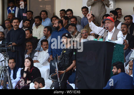 Quetta, Pakistan. Xxv Luglio, 2019. QUETTA, PAKISTAN, Lug 25: Partito Nazionale comitato centrale membro ed ex primo ministro Dr. Balochistan Abdul Malik Baloch indirizzi ai partiti di opposizione sostenitori durante la manifestazione di protesta contro il Pakistan Tehreek-e-Insaf (PTI) governo. Opposizione unita sta organizzando una serie di manifestazioni in tutto il paese per osservare il giorno nero un anno dopo le elezioni generali del 2018, in cui il Pakistan Tehreek-e-Insaf uscito vittorioso. Credit: Din Muhammad Watanpaal/Pacific Press/Alamy Live News Foto Stock