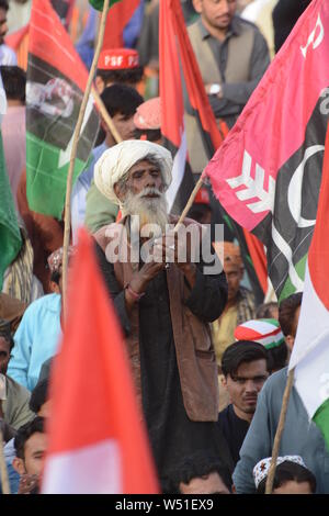 Quetta, Pakistan. Xxv Luglio, 2019. QUETTA, PAKISTAN, Lug 25: i sostenitori dei partiti di opposizione in Assemblea nazionale sono holding bandiere e poster durante la manifestazione di protesta contro il Pakistan Tehreek-e-Insaf (PTI) governo. Opposizione unita sta organizzando una serie di manifestazioni in tutto il paese per osservare il giorno nero un anno dopo le elezioni generali del 2018, in cui il Pakistan Tehreek-e-Insaf uscito vittorioso. Credit: Din Muhammad Watanpaal/Pacific Press/Alamy Live News Foto Stock