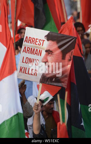 Quetta, Pakistan. Xxv Luglio, 2019. QUETTA, PAKISTAN, Lug 25: i sostenitori dei partiti di opposizione in Assemblea nazionale sono holding bandiere e poster durante la manifestazione di protesta contro il Pakistan Tehreek-e-Insaf (PTI) governo. Opposizione unita sta organizzando una serie di manifestazioni in tutto il paese per osservare il giorno nero un anno dopo le elezioni generali del 2018, in cui il Pakistan Tehreek-e-Insaf uscito vittorioso. Credit: Din Muhammad Watanpaal/Pacific Press/Alamy Live News Foto Stock