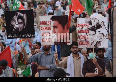 Quetta, Pakistan. Xxv Luglio, 2019. QUETTA, PAKISTAN, Lug 25: i sostenitori dei partiti di opposizione in Assemblea nazionale sono holding bandiere e poster durante la manifestazione di protesta contro il Pakistan Tehreek-e-Insaf (PTI) governo. Opposizione unita sta organizzando una serie di manifestazioni in tutto il paese per osservare il giorno nero un anno dopo le elezioni generali del 2018, in cui il Pakistan Tehreek-e-Insaf uscito vittorioso. Credit: Din Muhammad Watanpaal/Pacific Press/Alamy Live News Foto Stock