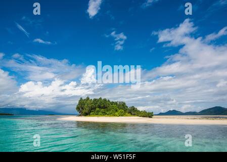 Acque turchesi e la spiaggia di sabbia bianca, Isola Bianca, Buka, Bougainville, Papua Nuova Guinea Foto Stock