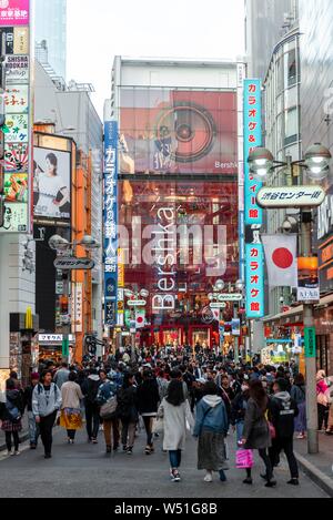 Una strada trafficata con molti negozi e centri commerciali, Shibuya, Udagawacho, Tokyo, Giappone Foto Stock