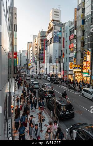 Una strada trafficata con molti negozi e centri commerciali, Shibuya, Udagawacho, Tokyo, Giappone Foto Stock