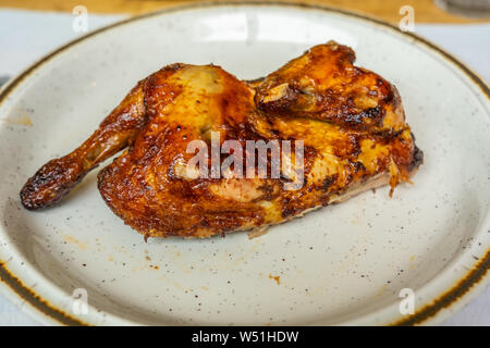 Deliziose grigliate di Pollo gamba sulla piastra in ristorante Foto Stock