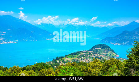 Bellagio città vista aerea in Como lake district. Italiano tradizionale villaggio sul lago. L'Italia, l'Europa. Foto Stock