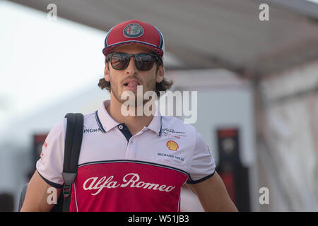 Hockenheim, Germania. Xxv Luglio, 2019. Motorsport: il Campionato del Mondo di Formula 1, il Gran Premio di Germania. Antonio Giovinazzi dal Team Italia Alfa Romeo Sauber F1 viene fornito per il paddock. Credito: Sebastian Gollnow/dpa/Alamy Live News Foto Stock