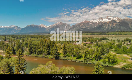 Vista aerea del Grand Teton picchi, paesaggio e Snake River su una bella giornata estiva, Wyoming - USA. Foto Stock