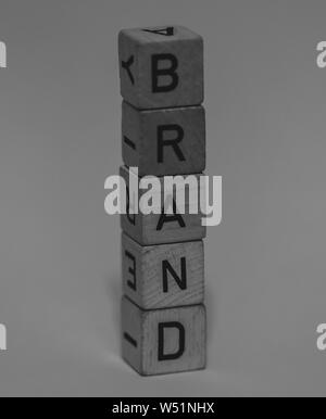 Macro shot di cubi di legno su una tabella che mostra la parola marca, Business Foto Stock