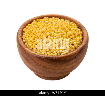 Il cous cous israeliano. Ptitim nella ciotola di legno isolato su sfondo bianco con tracciato di ritaglio Foto Stock