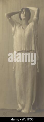Donna che indossa un abito di Fortuny, Arnold Genthe (American, nato in Germania, 1869 - 1942), New York New York, Stati Uniti, circa 1920, gelatina silver stampa, 24,9 × 9,6 cm (9 13/16 × 3 3/4 in Foto Stock