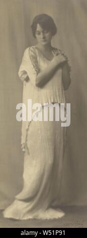 Donna che indossa un abito di Fortuny, Arnold Genthe (American, nato in Germania, 1869 - 1942), New York New York, Stati Uniti, circa 1920, gelatina silver stampa, 24,9 × 9,6 cm (9 13/16 × 3 3/4 in Foto Stock