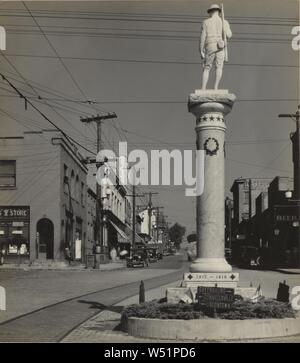 La strada principale della città della Pennsylvania, Walker Evans (American, 1903 - 1975), 1935, gelatina silver stampa, 20,4 × 17,8 cm (8 × 7 in Foto Stock