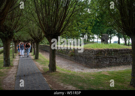 België. Langemark (bij Ieper). Duitse Militaire Begraafplaats. Foto: Gerrit de Heus. Il Belgio. Langemark. Cimitero di guerra tedesco. Foto: Gerrit de Heus Foto Stock