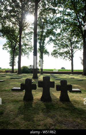 België. Langemark (bij Ieper). Duitse Militaire Begraafplaats. Foto: Gerrit de Heus. Il Belgio. Langemark. Cimitero di guerra tedesco. Foto: Gerrit de Heus Foto Stock