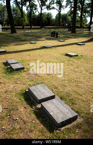 België. Langemark (bij Ieper). Duitse Militaire Begraafplaats. Foto: Gerrit de Heus. Il Belgio. Langemark. Cimitero di guerra tedesco. Foto: Gerrit de Heus Foto Stock