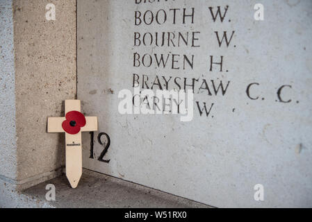 België. Ieper. De Menenpoort è een herdenkingsmonument in de Belgische stad Ieper. De Poort è een van de herdenkingsmonumenten voor vermisten van de Foto Stock