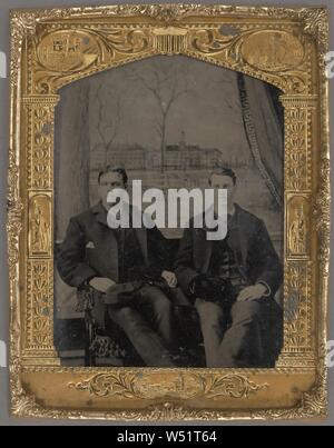 Ritratto di due uomini seduti con cappelli su giri, Sconosciuto maker, americano, circa 1861, Tintype, 10,8 × 7,8 cm (4 1/4 × 3 1/16 in Foto Stock