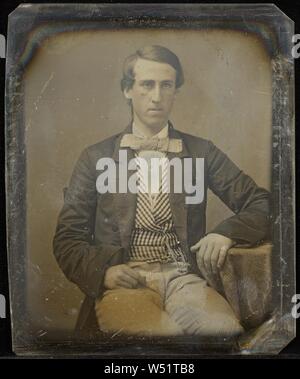 Ritratto di un uomo seduto con grande Bow Tie, Jacob Byerly (American, 1807 - 1883), circa 1852-1855, Daguerreotype, colorate a mano, 8,1 × 6,8 cm (3 3/16 × 2 11/16 in Foto Stock