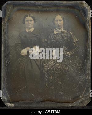 Ritratto di due donne seduti, Jacob Byerly (American, 1807 - 1883), circa 1855, Daguerreotype, 7 × 8,3 cm (2 3/4 x 3 1/4 in Foto Stock