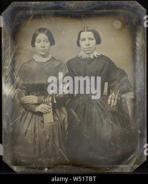 Ritratto di due donne seduti, Jacob Byerly (American, 1807 - 1883), circa 1855, Daguerreotype, 8,1 × 6,8 cm (3 3/16 × 2 11/16 in Foto Stock